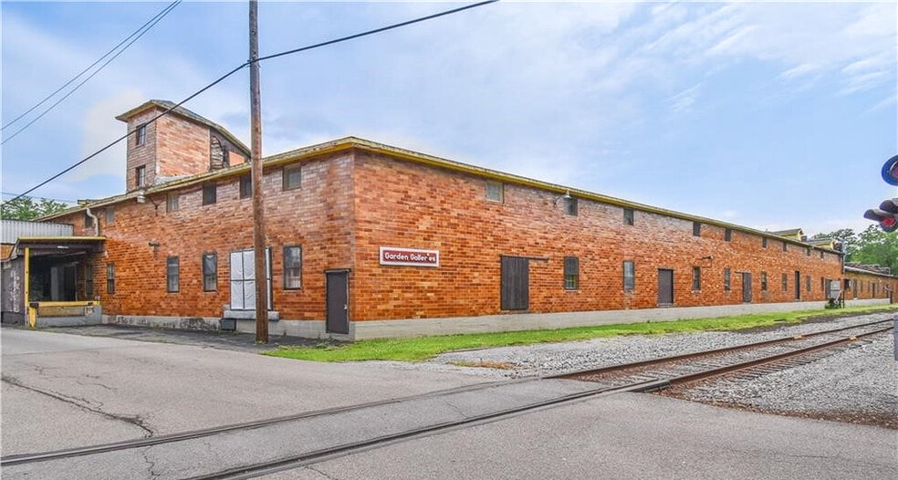 More Photos Of 15 Eagle St, Phelps Manufacturing For Lease