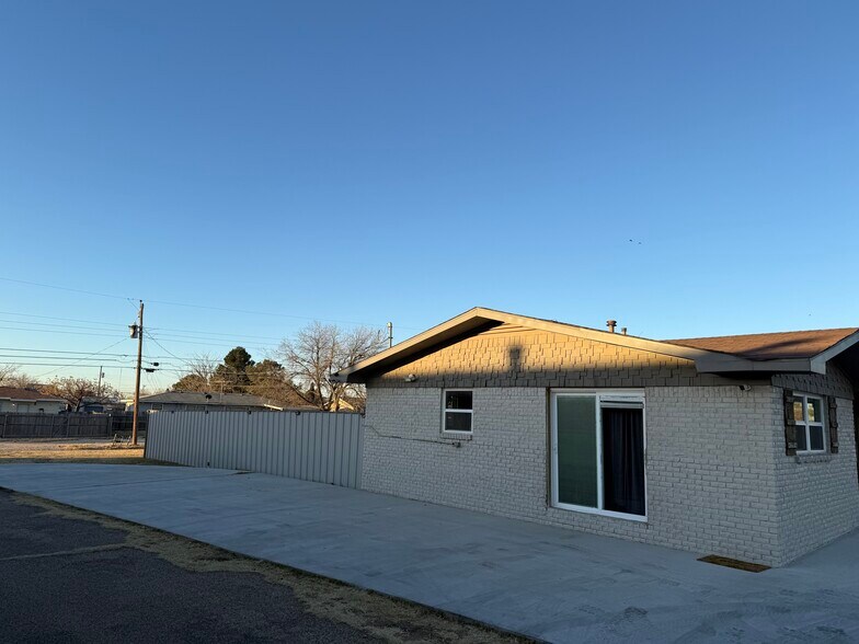 More Photos Of 2404 Oakwood Dr, Odessa Storefront For Sale