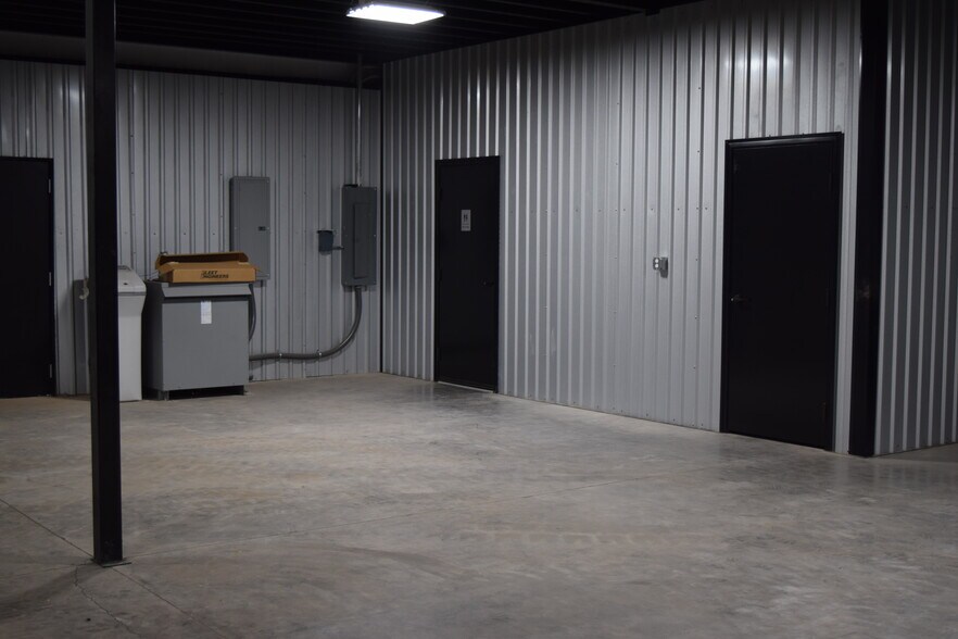 More Photos Of 6306 County 122 Rd, Midland Distribution For Lease