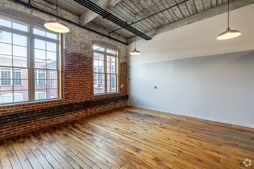 More Photos Of 221 Pine St, Florence Showroom For Lease