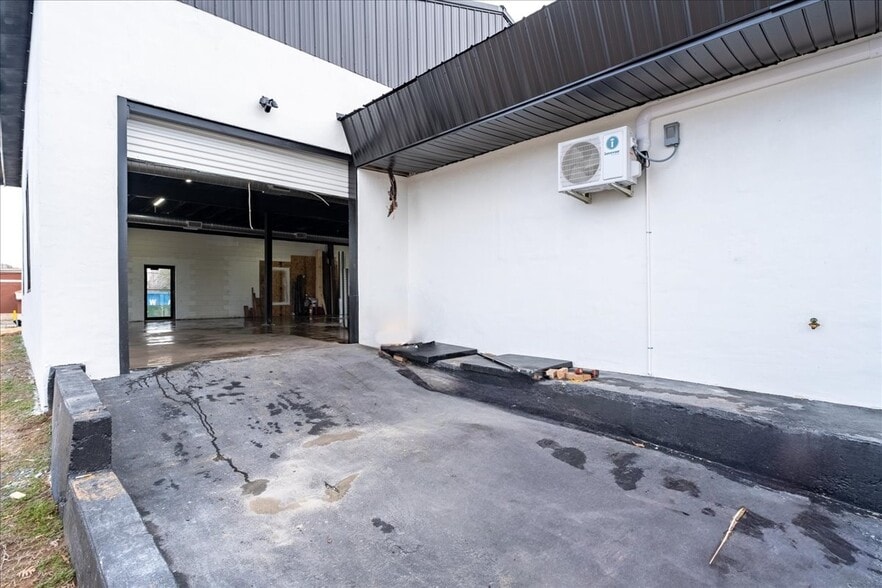 More Photos Of 30 Wall St, Jasper Auto Repair For Lease