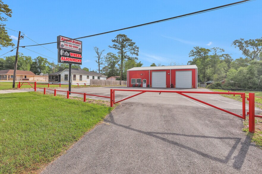 More Photos Of 1308 N Frazier St, Conroe Service For Sale