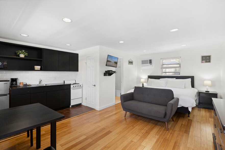 More Photos Of 72 Foster Ave, Hampton Bays Hotel For Sale