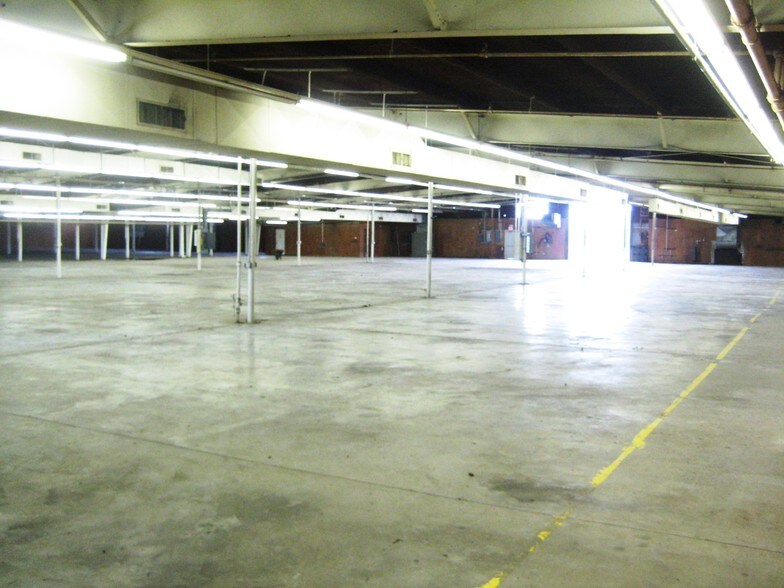 More Photos Of 2525 N Center St, Bonham Manufacturing For Lease