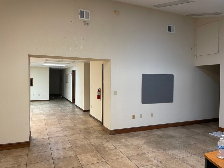 More Photos Of 2317-2319 Griffin Rd, Leesburg Warehouse For Lease