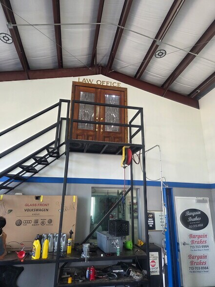 More Photos Of 1308 N Frazier St, Conroe Service For Sale