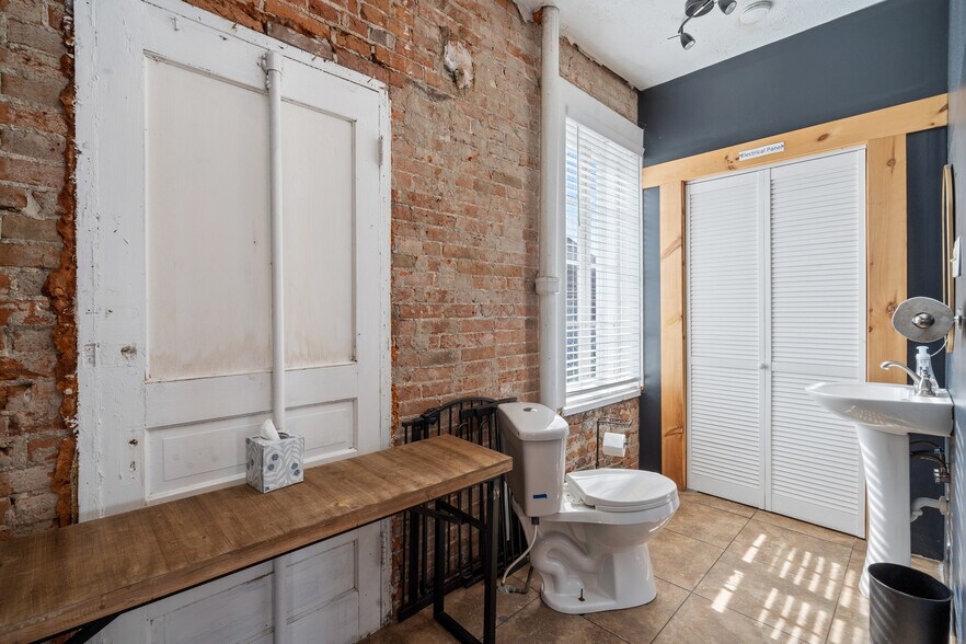 More Photos Of 7-11 E Franklin St, Bellbrook Storefront Retail Office For Lease