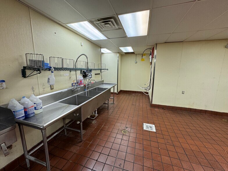 More Photos Of 2502 Battleground Ave, Greensboro Fast Food For Lease