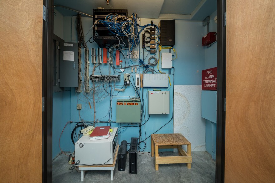 More Photos Of 6000 E Coury Dr, Cottonwood Light Manufacturing For Sale