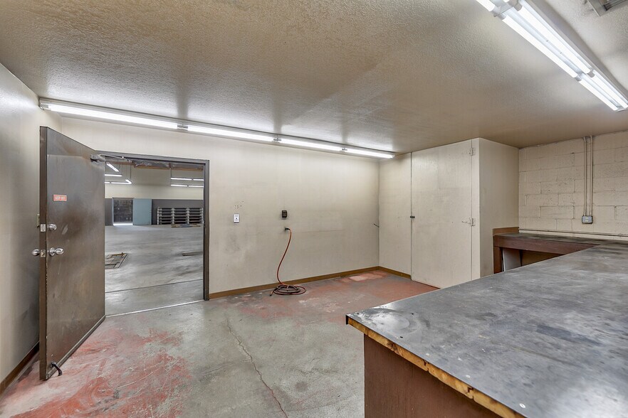 More Photos Of 13330 Sherman Way, North Hollywood Auto Repair For Lease