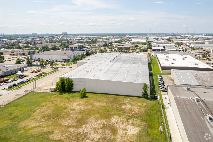 More Photos Of 1000 Elmwood Park Blvd, Elmwood Distribution For Lease