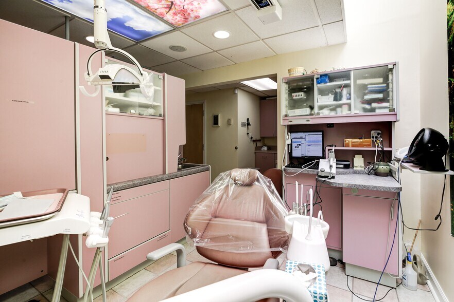 More Photos Of 931-947 Russell Ave, Gaithersburg Medical For Lease