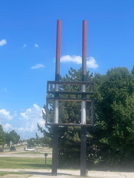 More Photos Of 8 E Main St, Yukon Fast Food For Lease