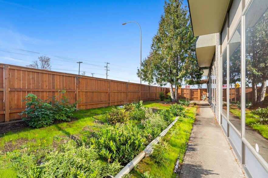 More Photos Of 21615 SW Tualatin Valley Hwy, Beaverton Showroom For Sale