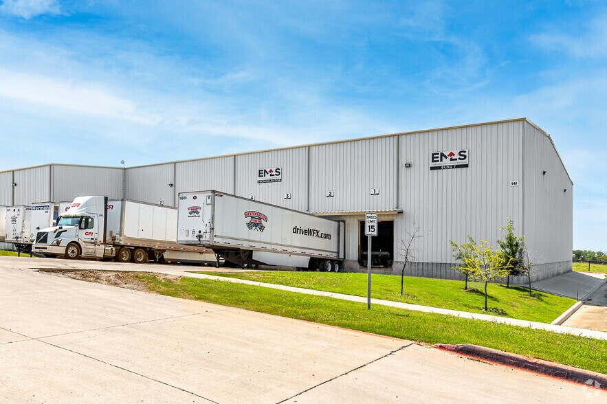 More Photos Of 940 N Masch Branch Rd, Denton Warehouse For Lease