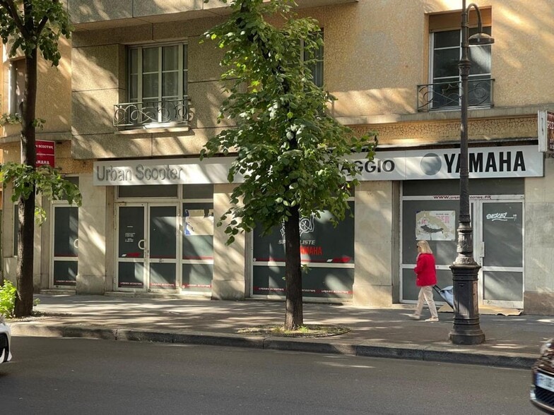 Primary Photo Of 2 Rue De La Convention, Paris General Retail For Sale