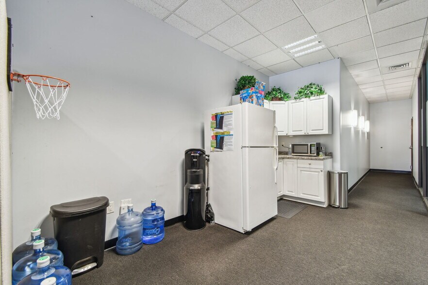 More Photos Of 10901 Danka Cir N, Saint Petersburg Office For Sale