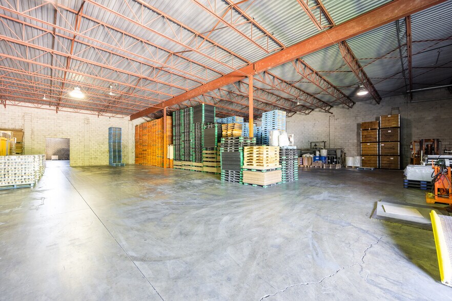 More Photos Of 324 County Road 34, Kingsville Manufacturing For Sale