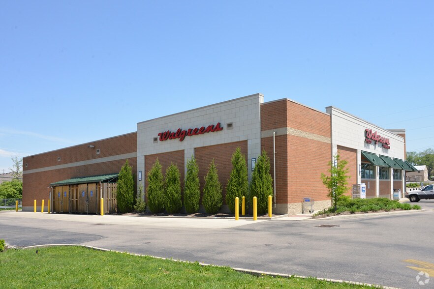 More Photos Of 200 S Locust St, Oxford Drugstore For Lease