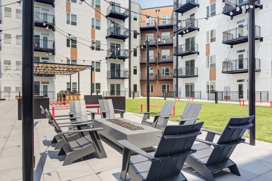 More Photos Of 1423 Ellinwood Ave, Des Plaines Apartments For Lease