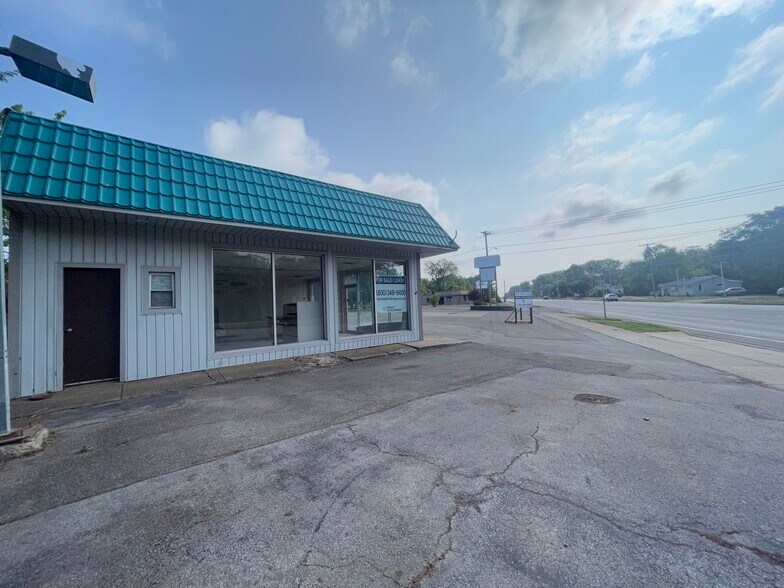 More Photos Of 6790 Erie Rd, Derby Freestanding For Lease