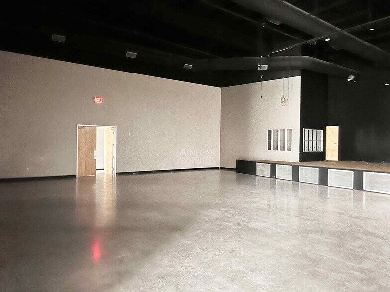 More Photos Of 747 County Road 138, Hutto Flex For Sale