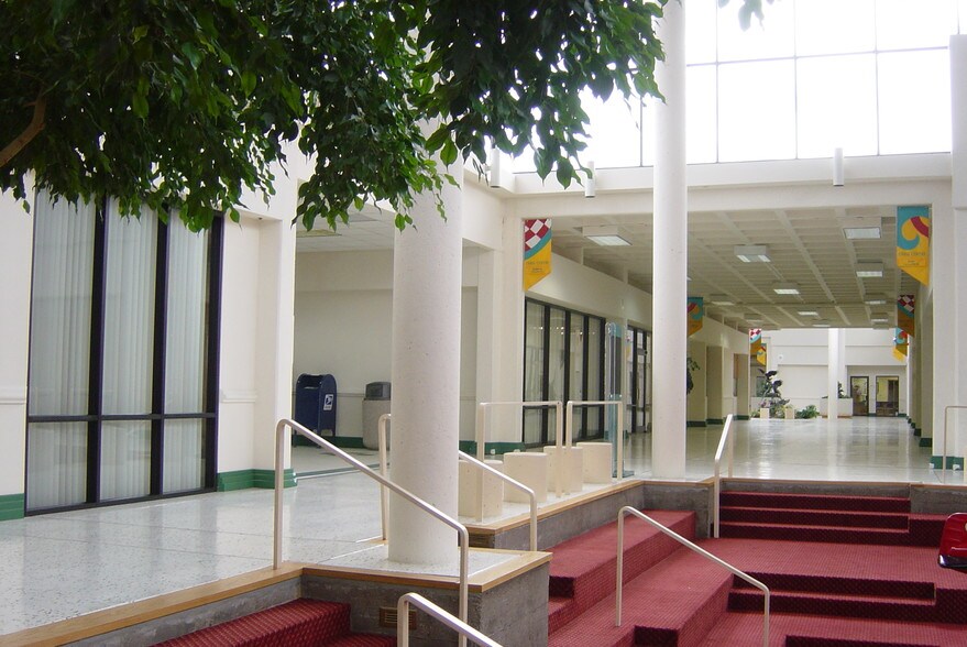 More Photos Of 300 W Broadway, Council Bluffs Office For Lease