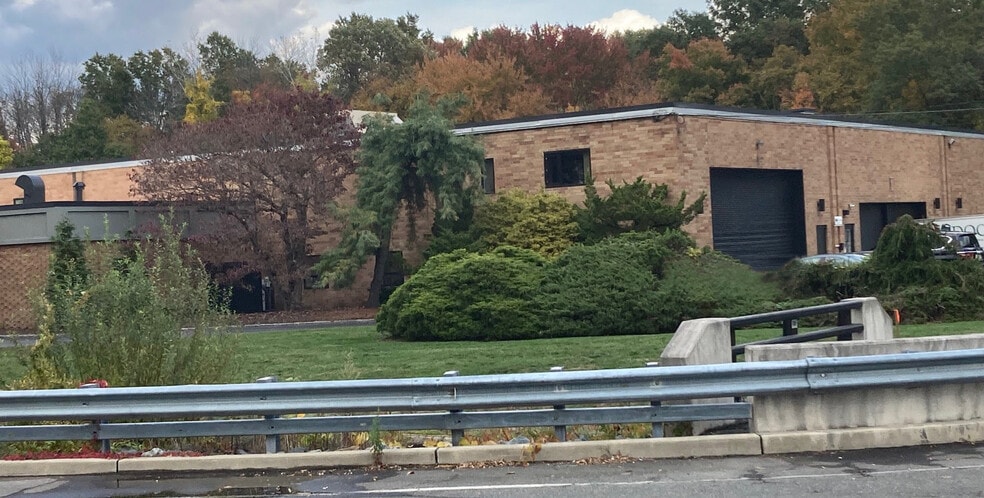 More Photos Of 170 Beaver Brook Rd, Lincoln Park Warehouse For Lease