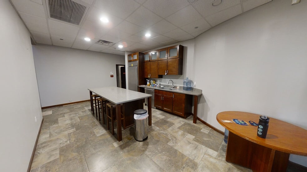 More Photos Of 7825 E Gelding Dr, Scottsdale Light Distribution For Lease