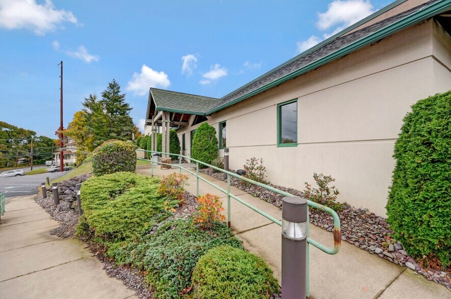 More Photos Of 1110 Clay Ave, Dunmore Medical For Lease