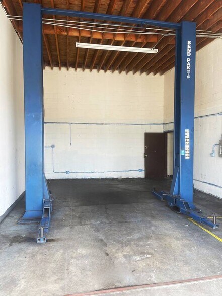 More Photos Of 12113 Burbank Blvd, North Hollywood Auto Repair For Lease