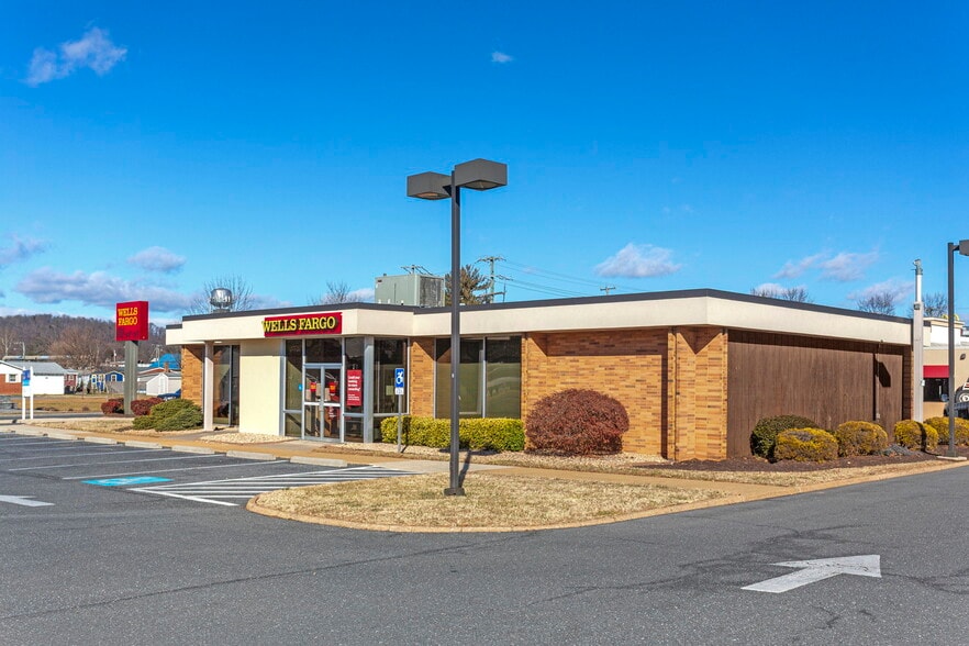 Primary Photo Of 500 N Main St, Bridgewater Bank For Lease