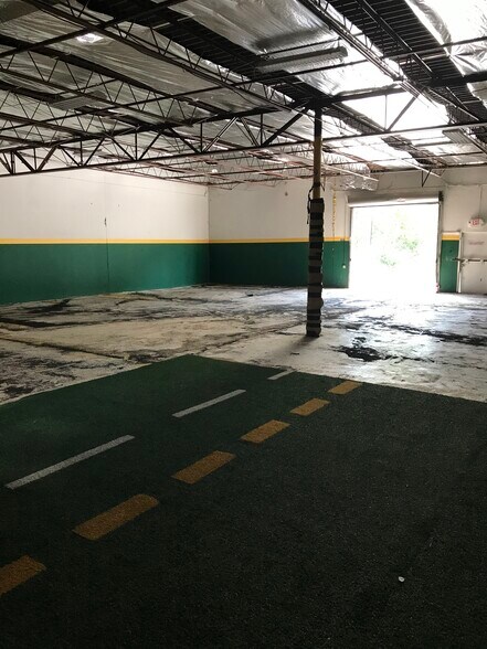 More Photos Of 1507 Central Park Dr, Hurst Warehouse For Lease