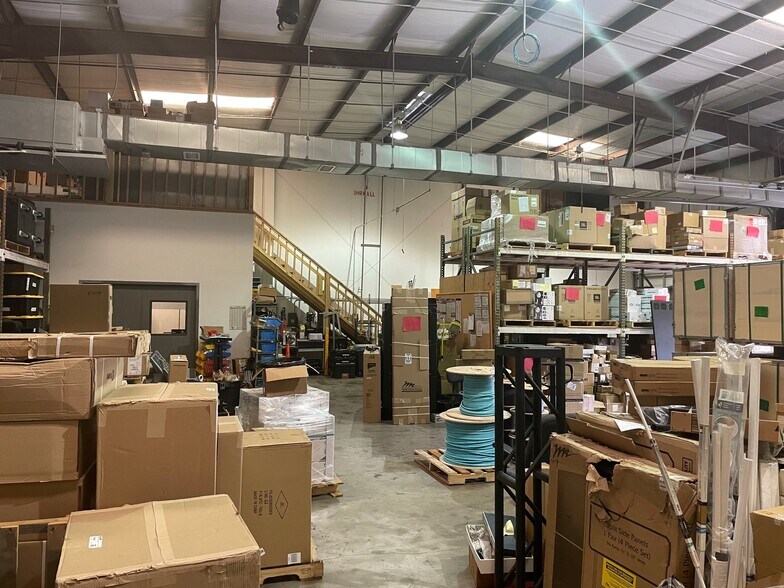 More Photos Of 9141 Emmott Rd, Houston Warehouse For Lease