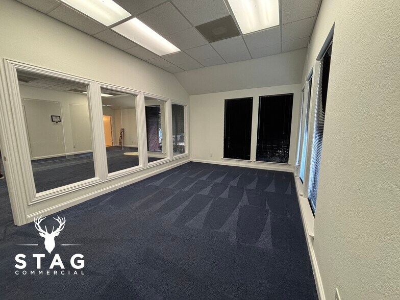 More Photos Of 376 W Main St, Lewisville Medical For Sale