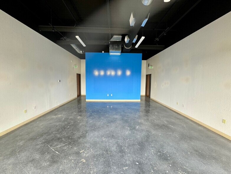 More Photos Of 4222 Gatecrest, San Antonio Light Distribution For Lease