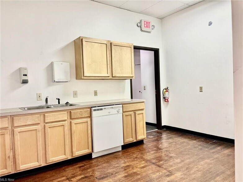 More Photos Of 641 Lincoln Way W, Massillon Showroom For Lease