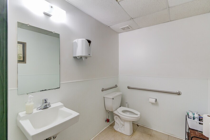 More Photos Of 3743 Old Flowery Branch Rd, Oakwood Warehouse For Lease