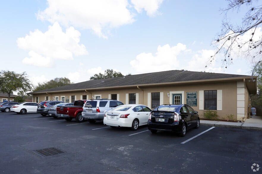 More Photos Of 8909 Regents Park Dr, Tampa Office Residential For Lease