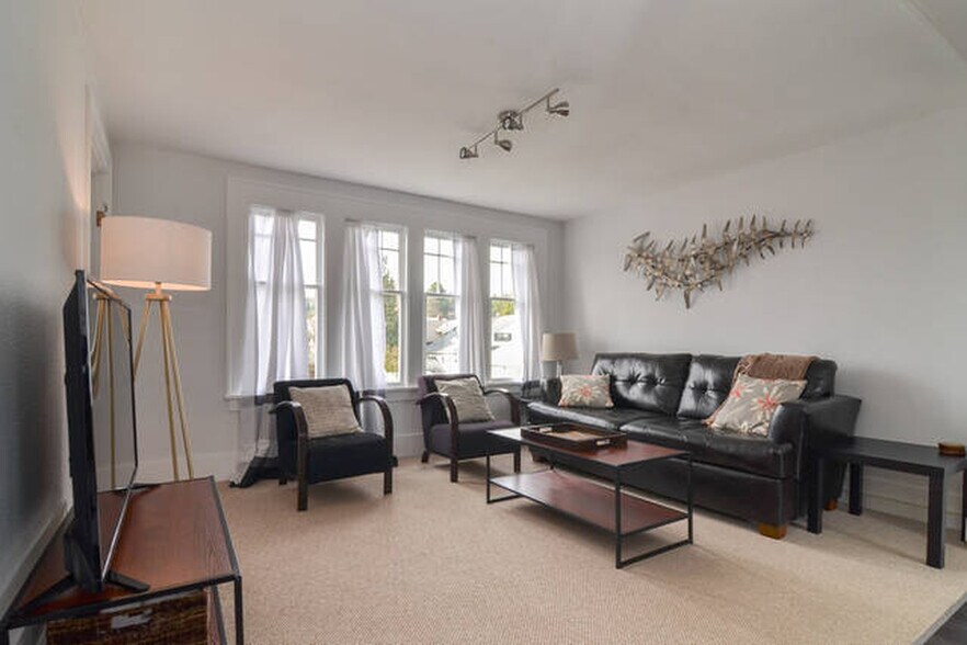 More Photos Of 1302 N 49th St, Seattle Apartments For Sale