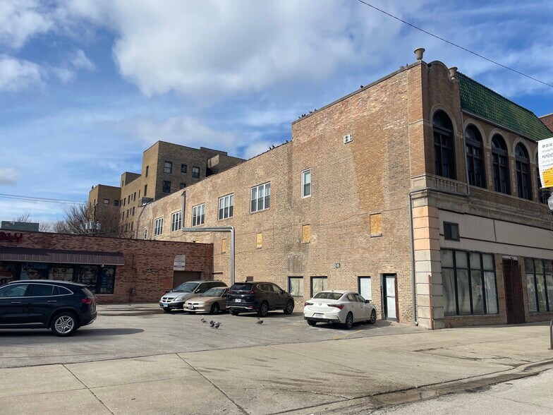 More Photos Of 4936 N Sheridan Rd, Chicago Storefront For Sale