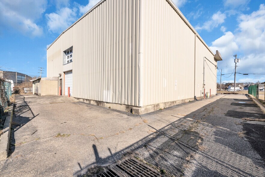 More Photos Of 9 Flint Rd, Toms River Showroom For Lease