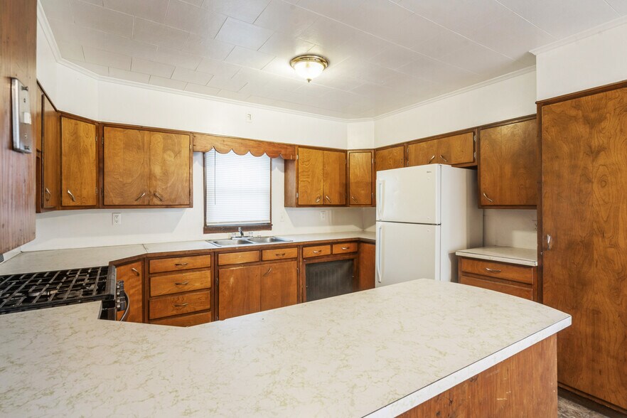 More Photos Of 557 6th Ave S, Clinton Apartments For Sale
