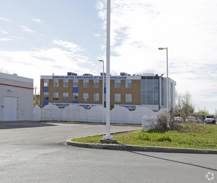 More Photos Of 3333 Av 100e, Laval Medical For Lease
