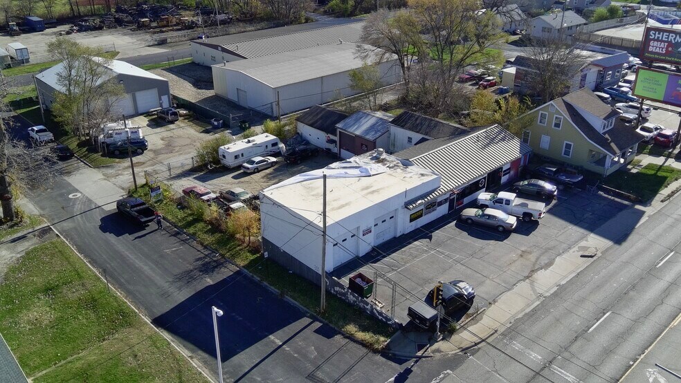 More Photos Of 600 S McKinley St, Bartonville Light Distribution For Sale