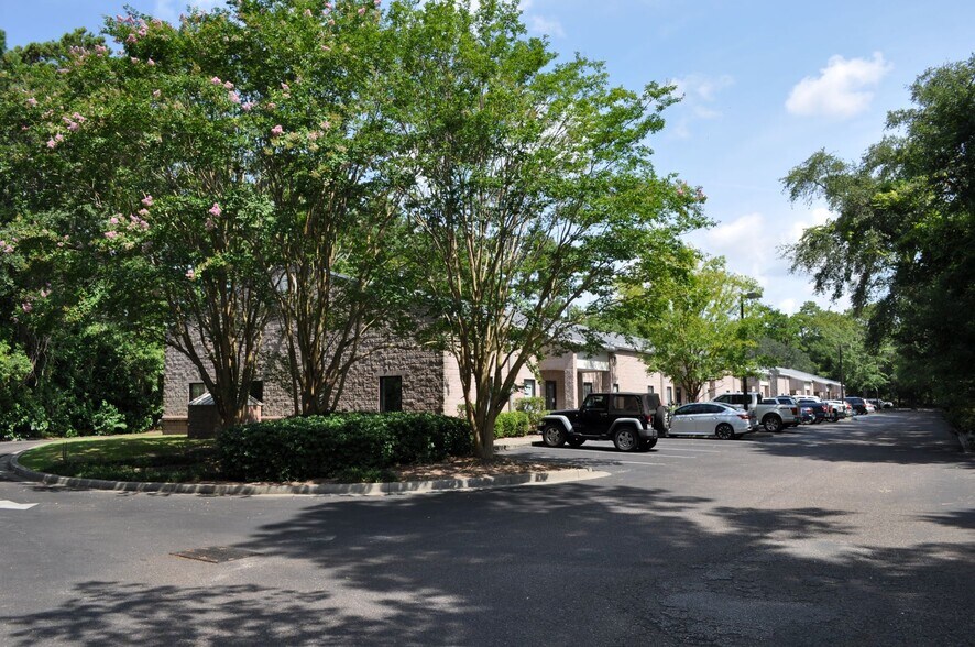 More Photos Of 612 Johnnie Dodds Blvd, Mount Pleasant Showroom For Lease