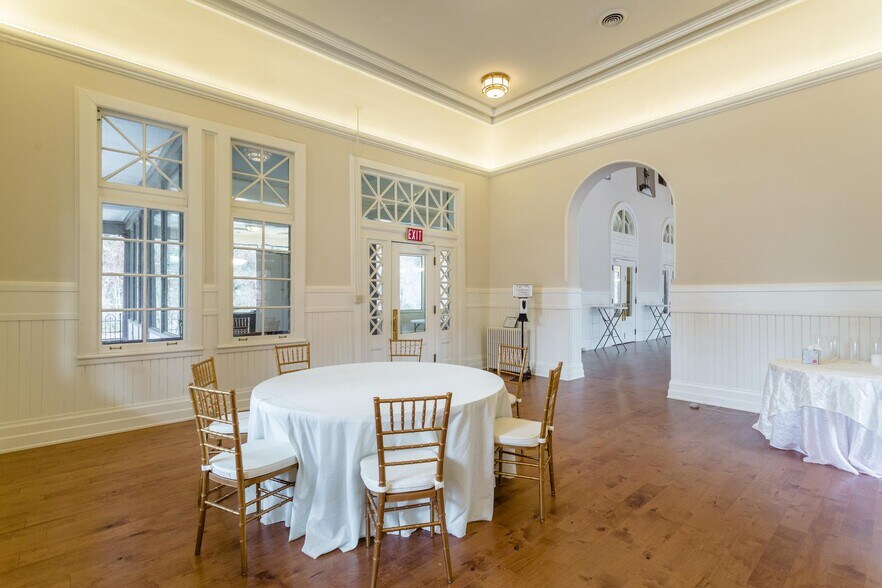 More Photos Of 12 Middlebrook Ave, Staunton Restaurant For Lease