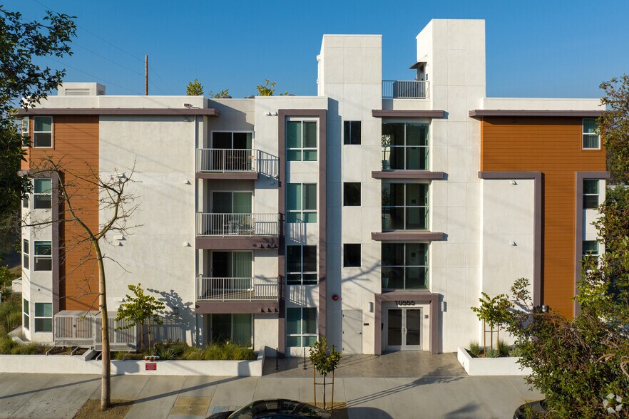 More Photos Of 10555 Bloomfield St, Toluca Lake Apartments For Sale