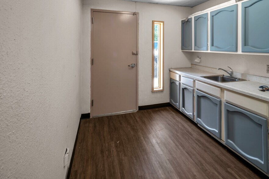 More Photos Of 1712 Buena Vista St, San Antonio Medical For Lease
