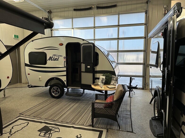 More Photos Of 43 Main St, Selkirk Showroom For Sale